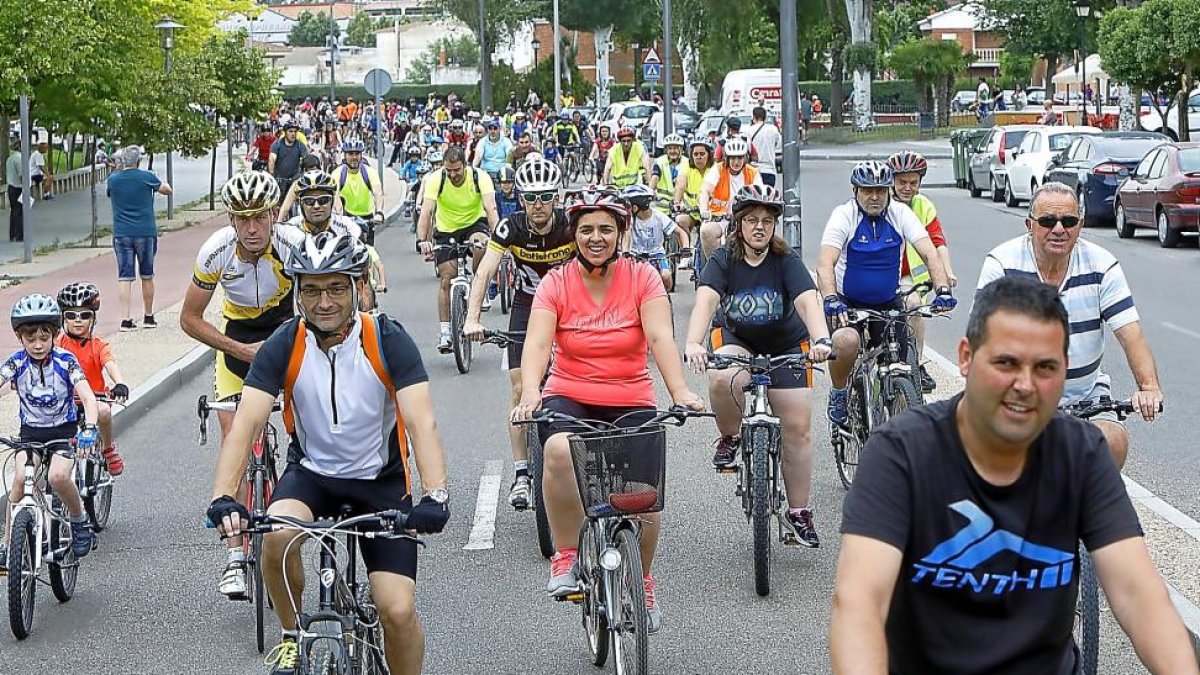Los vecinos de Laguna de Duero se unen en una bicicletada en contra de las drogas.-J.M.LOSTAU