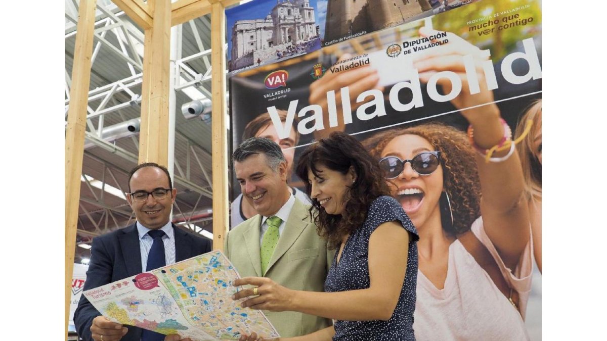 La concejala de Cultura y Turismo, Ana Redondo, y el vicepresidente de la Diputación de Valladolid, Víctor García Monje, presentan el expositor conjunto en la 84 Feria de Muestras.-ICAL