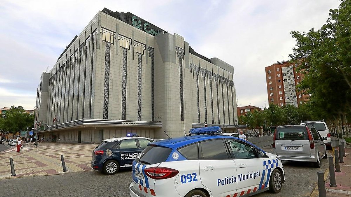 Coches patrulla de la policía nacional y municipal tras la persecución.-E.M.