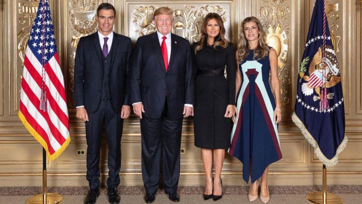 Pedro Sánchez, junto a Donald Trump, su esposa, Melania, y la mujer del presidente del Gobierno español, Begoña Gómez, en la recepción de jefes de Estado y de Gobierno ofrecida por el presidente de EEUU en Nueva York.-@WHITEHOUSE / ANDREA HANKS