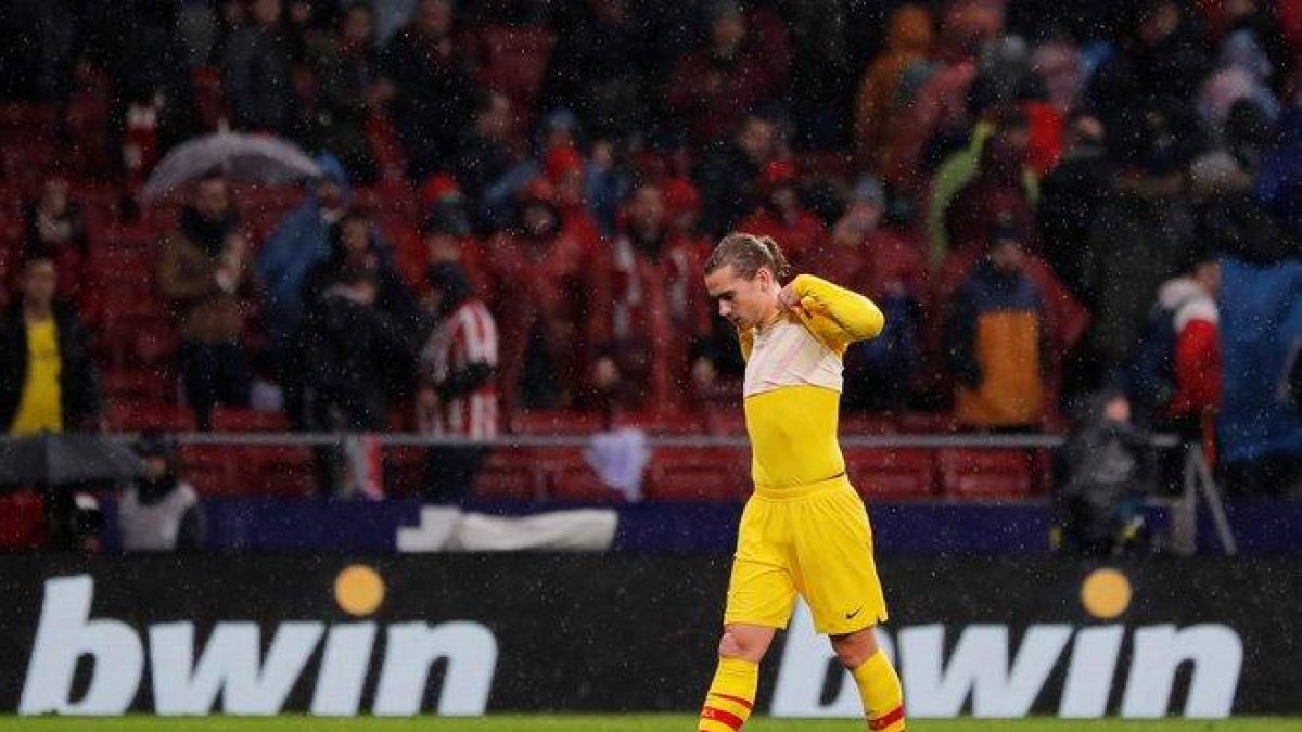 El barcelonista Griezmann se lamenta durante el partido ante el Atlético de Madrid.-