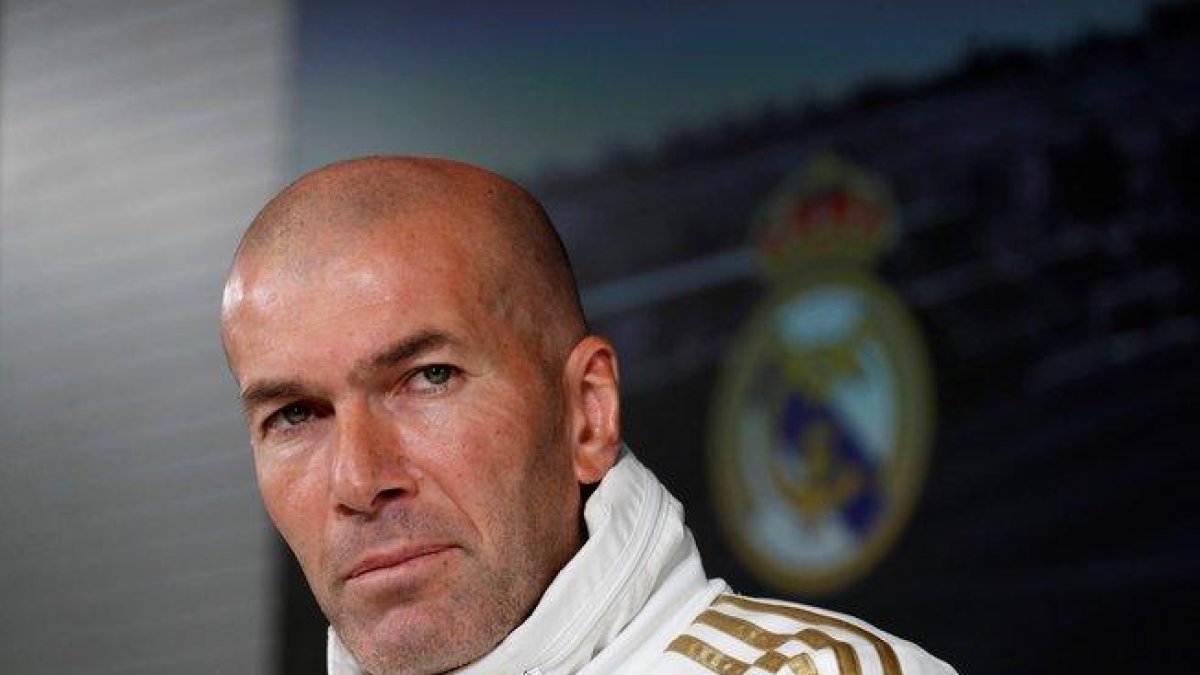El técnico del Madrid Zinedine Zidane este viernes en rueda de prensa.-EFE