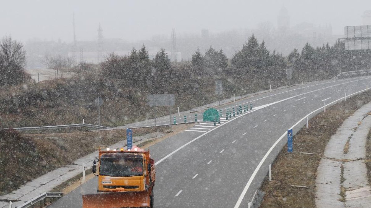 Un quitanieves circula por la carretera.-ICAL