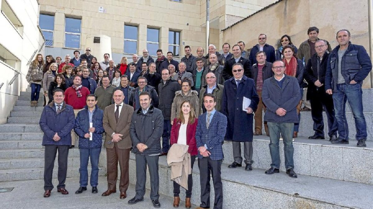Alcaldes de la zona este posan, ayer, en una foto de familia en el encuentro de Peñafiel.-El Mundo