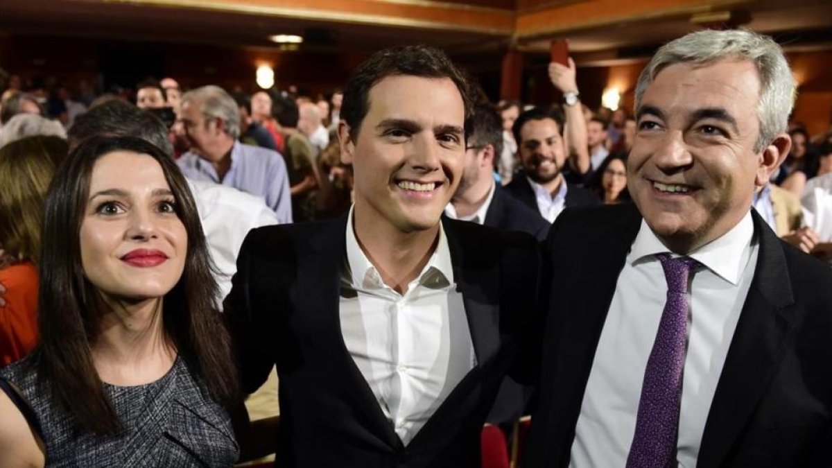 Inés Arrimadas, Albert Rivera y Luis Garicano, en un acto electoral de Ciudadanos.-AFP / JAVIER SORIANO