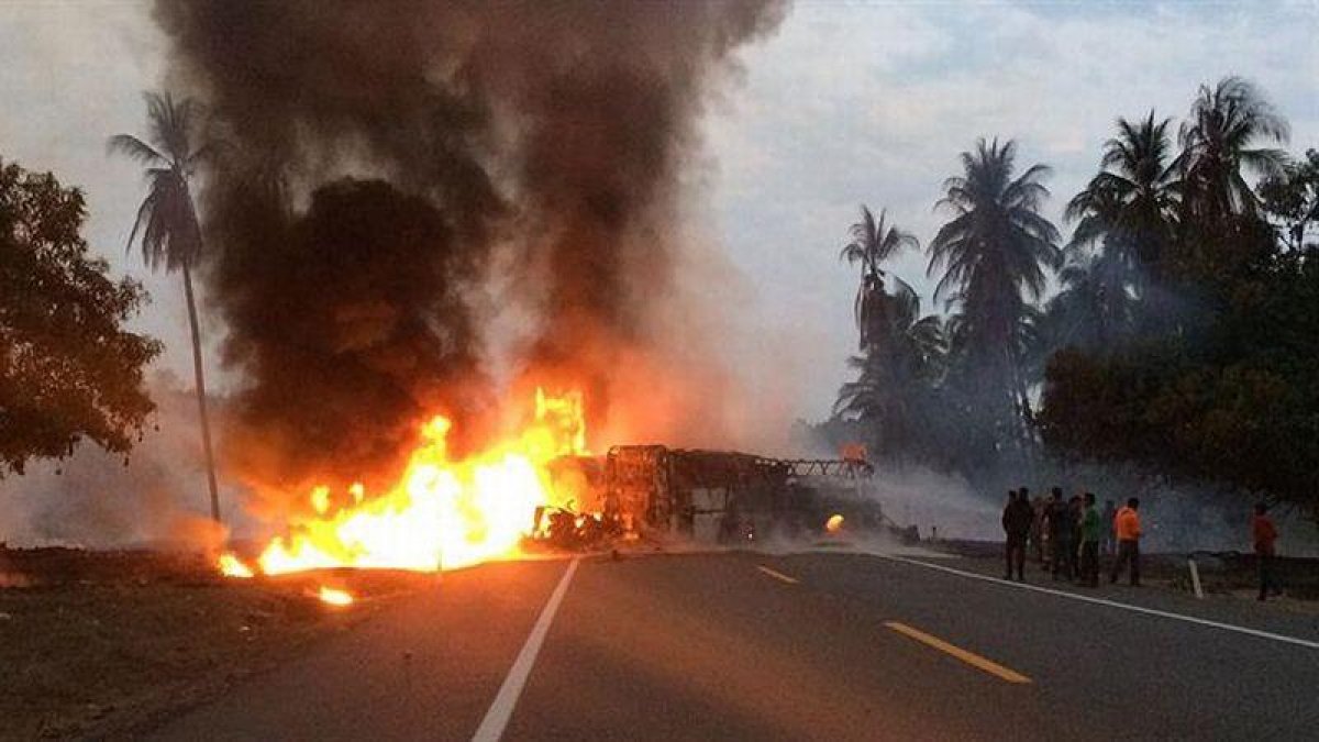 Vista general del accidente ocurrido en una autopista en los limites de los estados mexicanos de Michoacán y Guerrero.-EFE