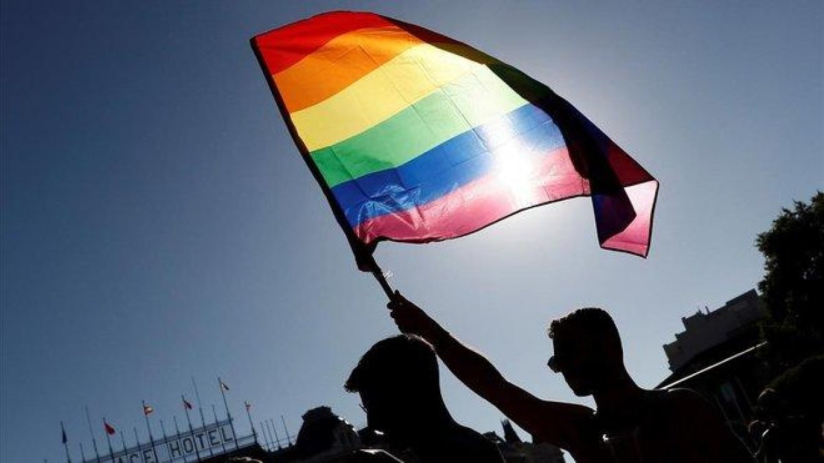 Una bandera arcoíris ondea durante el desfile del Orgullo de Madrid, este sábado.-EFE / MARISCAL