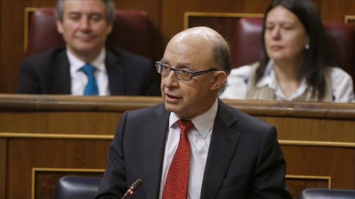 El ministro de Hacienda, Cristóbal Montoro, en el Congreso de los Diputados, en un imagen de archivo.-PACO CAMPOS