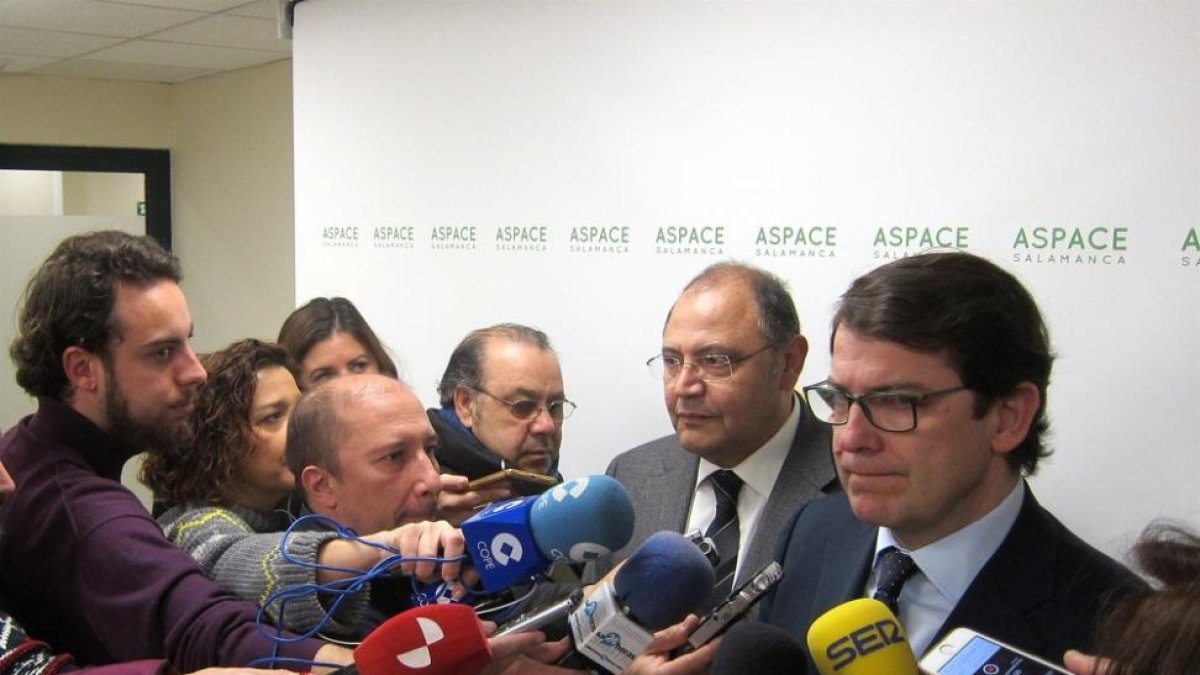 Mañueco atiende a los medios de comunicación.-EUROPA PRESS