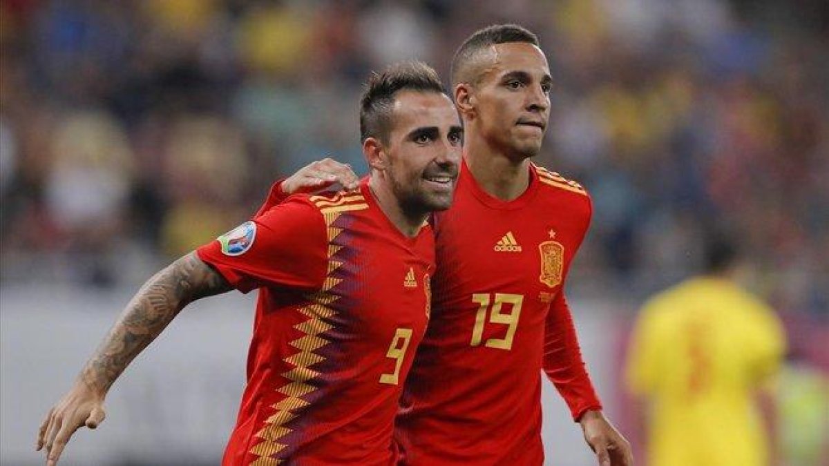 Paco Alcácer (i) celebra junto a Rodrigo el segundo gol de España en Rumanía.-