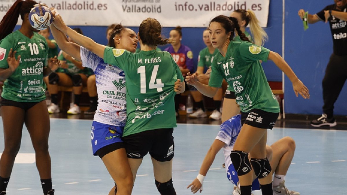 Elba Álvarez recibe un golpe en el duelo ante Elche. / PHOTOGENIC