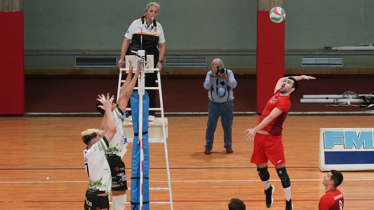 Un momento del partido entre UVa VCV ante Almendralejo. / J. M. LOSTAU