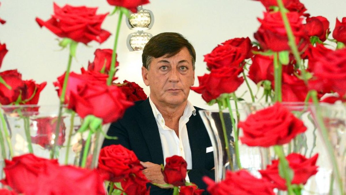 Luis Corella posa entre las rosas que produce el invernadero soriano.-ÁLVARO MARTÍNEZ