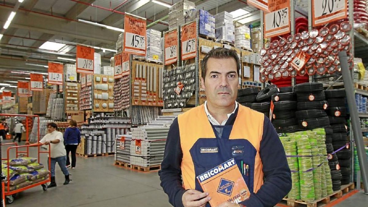 José Liébana, director del almacén de Bricomart Valladolid.-J. M. Lostau