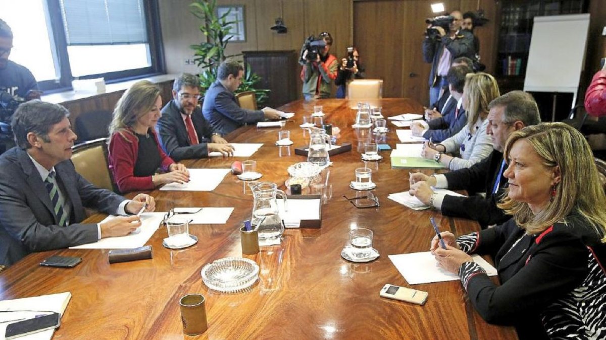 La consejera Pilar del Olmo, en una momento de la reunión del grupo de trabajo con el secretario de Estado, Álvaro Nadal, ayer en el Ministerio de Industria.-ICAL