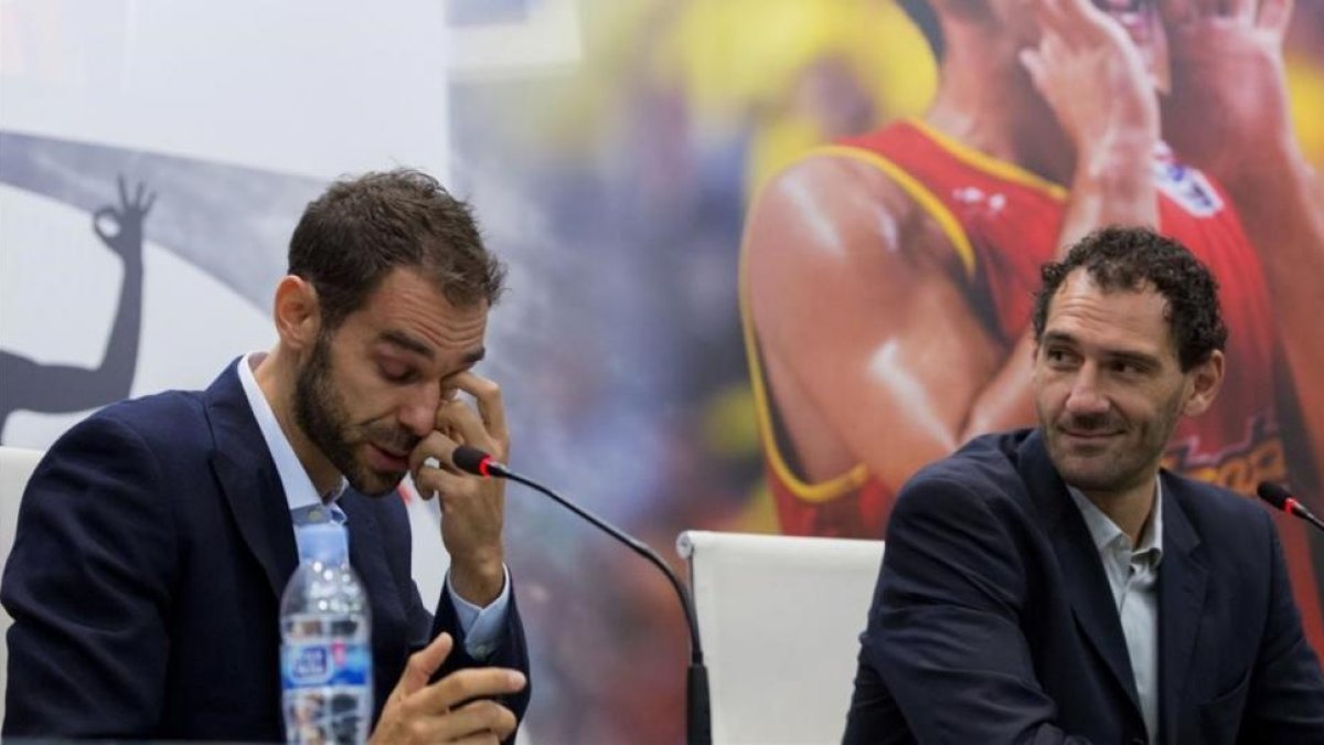 Calderón se despide de la selección junto a Garbajosa, el presidente de la federación.-EFE