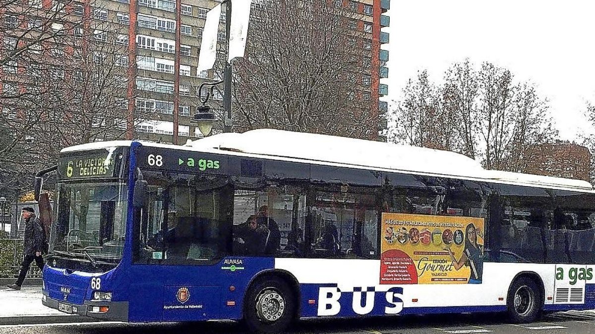 Autobús de la línea 6 haciendo su recorrido hacia Las Delicias.-E.M.