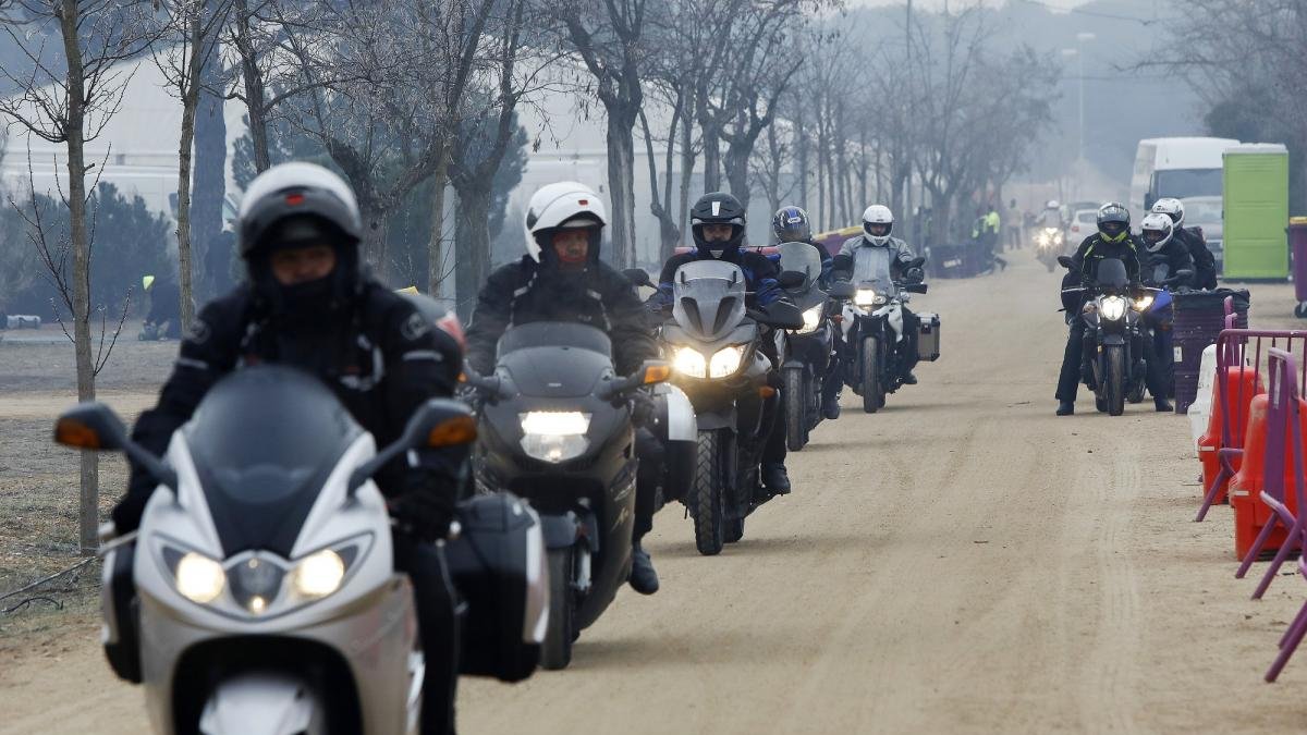 Peregrinar de motoristas por la Antigua Hípica que se despiden de la edición 2020 de Pingüinos.-J.M. LOSTAU