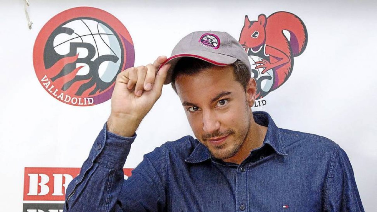 Antonio Izquierdo saluda con la gorra del club puesta, durante su presentación en el Centro Cívico Parquesol.-J.M. Lostau