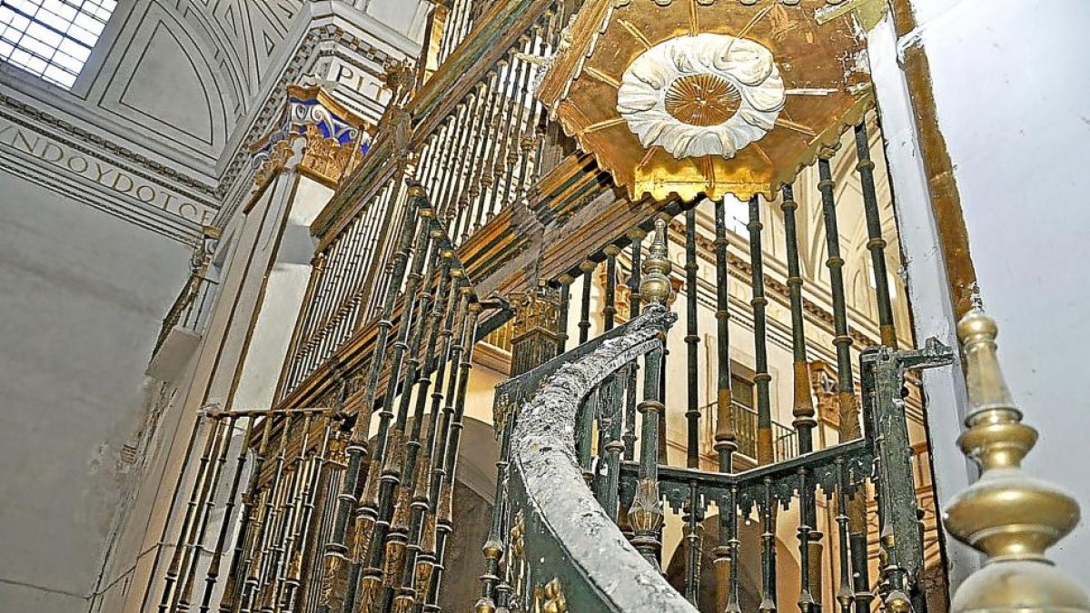 Estado de la rejería en el interior de la Iglesia del Simón Ruiz, y barandilla del púlpito con palomina acumulada.-S. G. C.