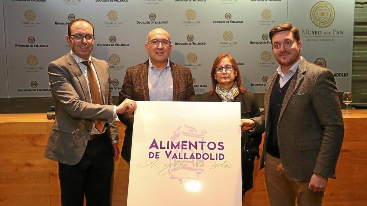 Víctor Alonso, Jesús Julio Carnero, Henar González y Alberto Magdalena, con el cartel de la nueva marca.-E. M.