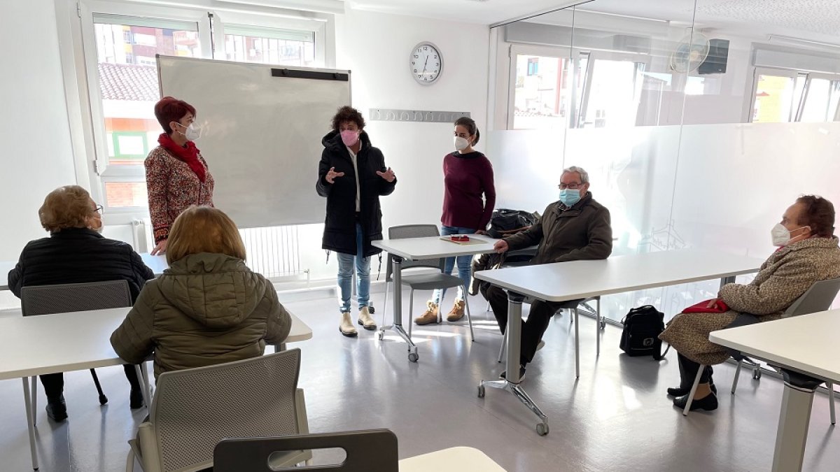 Visita de la concejal Rafaela Romero a uno de los centros de Personas Mayores que ahora disponen de una mejor accesibilidad auditiva. -E.M