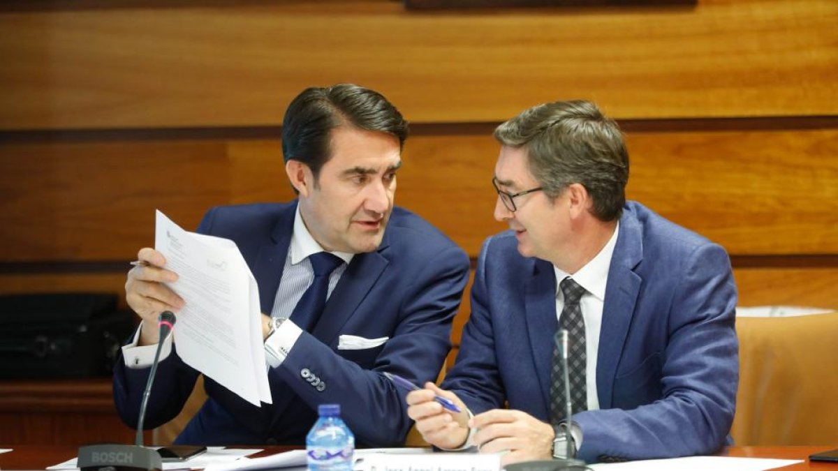 El consejero de Fomento y Medio Ambiente, Juan Carlos Suárez-Quiñones, preside la reunión de la Mesa del Lobo de Castilla y León.-ICAL