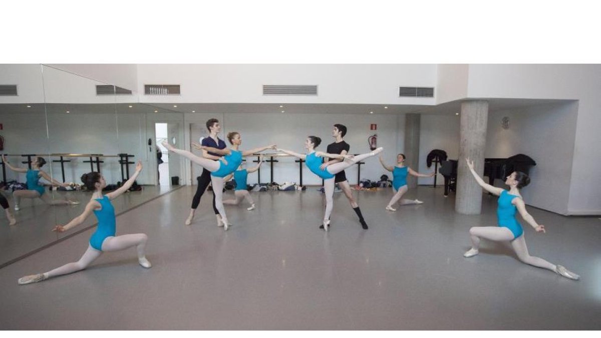 Varios de los alumnos de la Escuela Profesional de Danza de Valladolid durante sus clases. -Pablo Requejo (Photogenic)