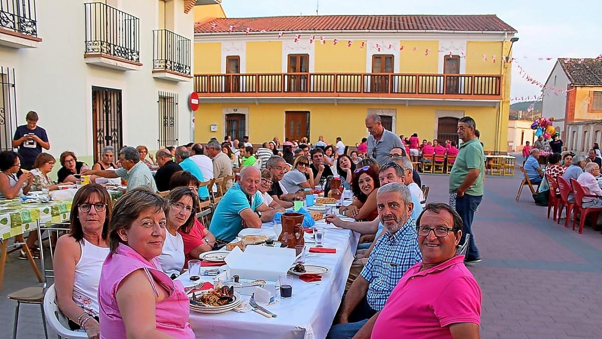 Los vecinos en la Plaza Mayor en la merienda tradicional del año pasado.-EL MUNDO
