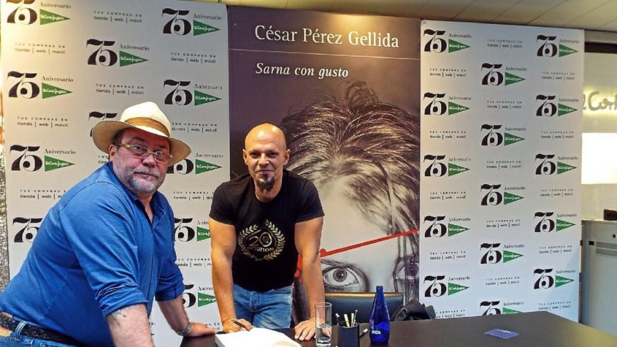 César Pérez Gellida, a la derecha, posa junto a uno de sus lectores.-EL MUNDO