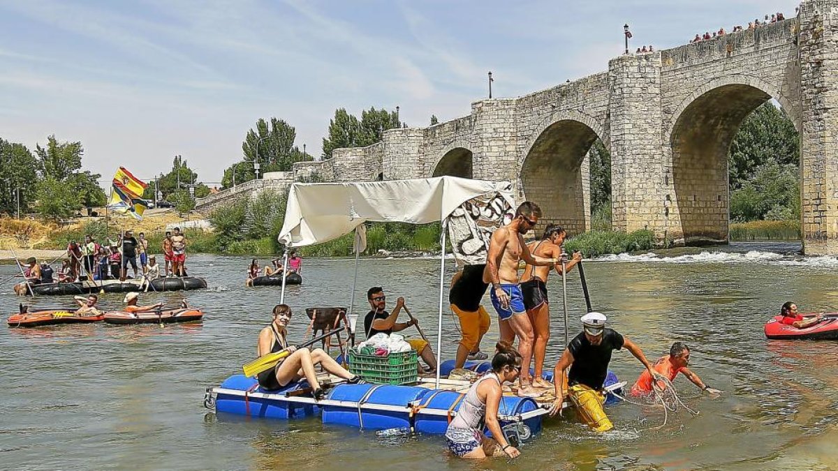 Uno de los grupos en el tramo final de la bajada tras haber pasado por debajo del puente de Cabezón.-J. M. LOSTAU