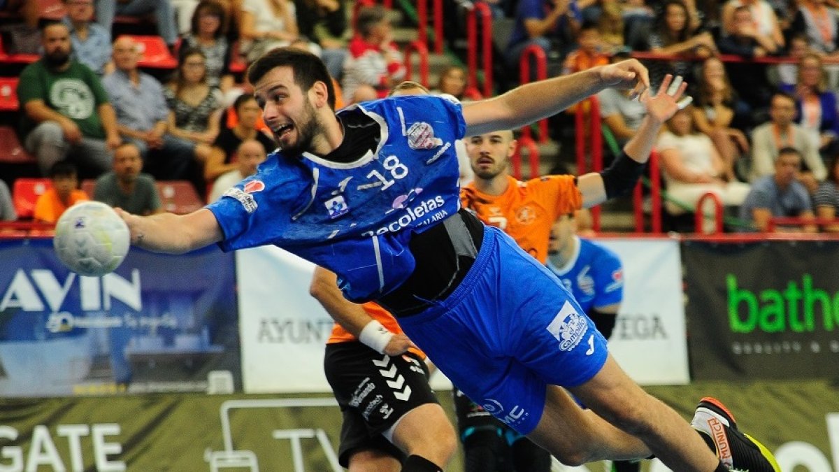 Álvaro Martínez lanza desde el pivote en el duelo jugado en Torrelavega. / EL MUNDO