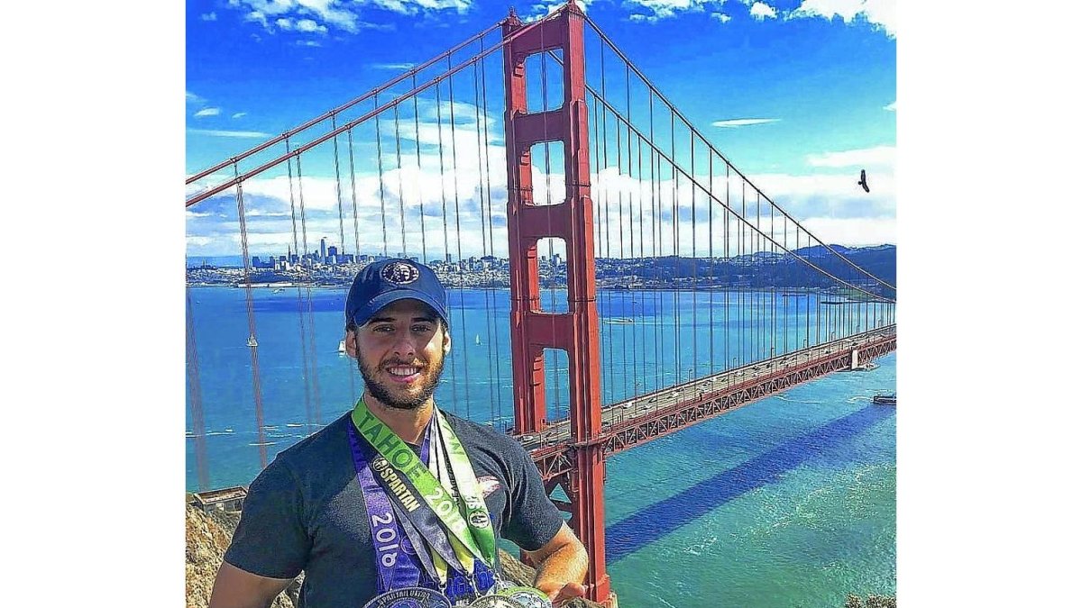 El vallisoletano Jorge San Román posa con las medallas obtenidas en el Mundial con el puente de San Francisco a sus espaldas.-EL MUNDO