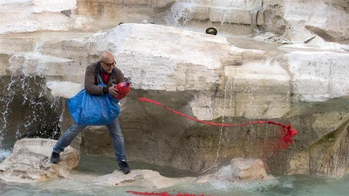 Graziano Cecchini vierte pintura roja en la Fontana di Trevi en Roma, Italia, hoy, 26 de octubre de 2017.-EFE