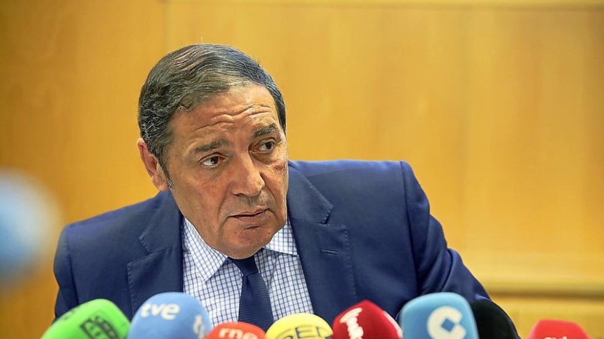 El consejero de Sanidad, Antonio María Sáez Aguado, durante la rueda de prensa.-ICAL