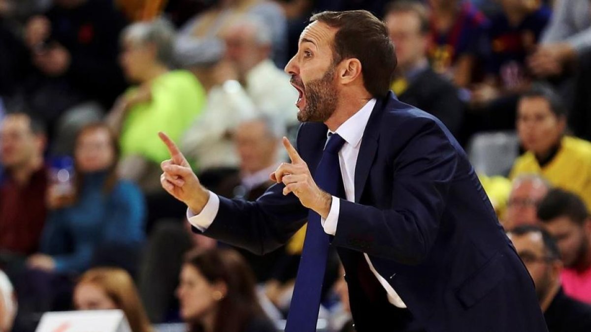 Sito Alonso, dirigiendo al Barça-EFE / ALEJANDRO GARCIA