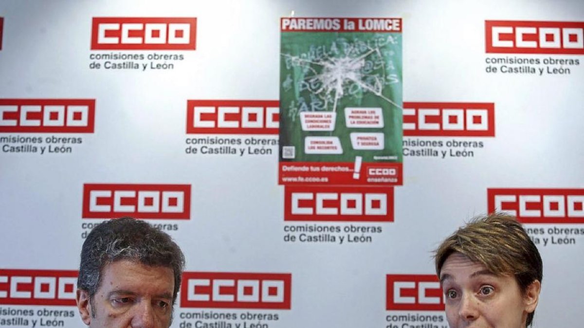 Elena Fernández (d) con Francisco García, secretario general de laFederación estatal de CCOO, en una imagen de archivo.-ICAL