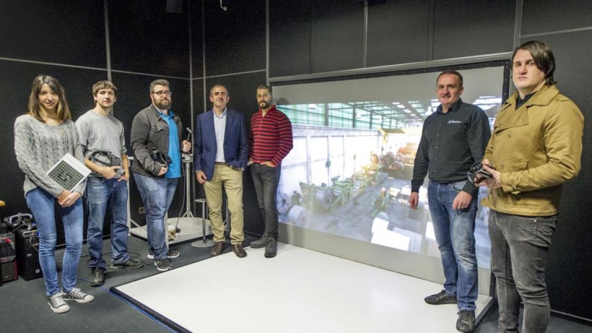 Andrés, cuarto por la izquierda, posa junto al resto del equipo.-ISRAEL L. MURILLO