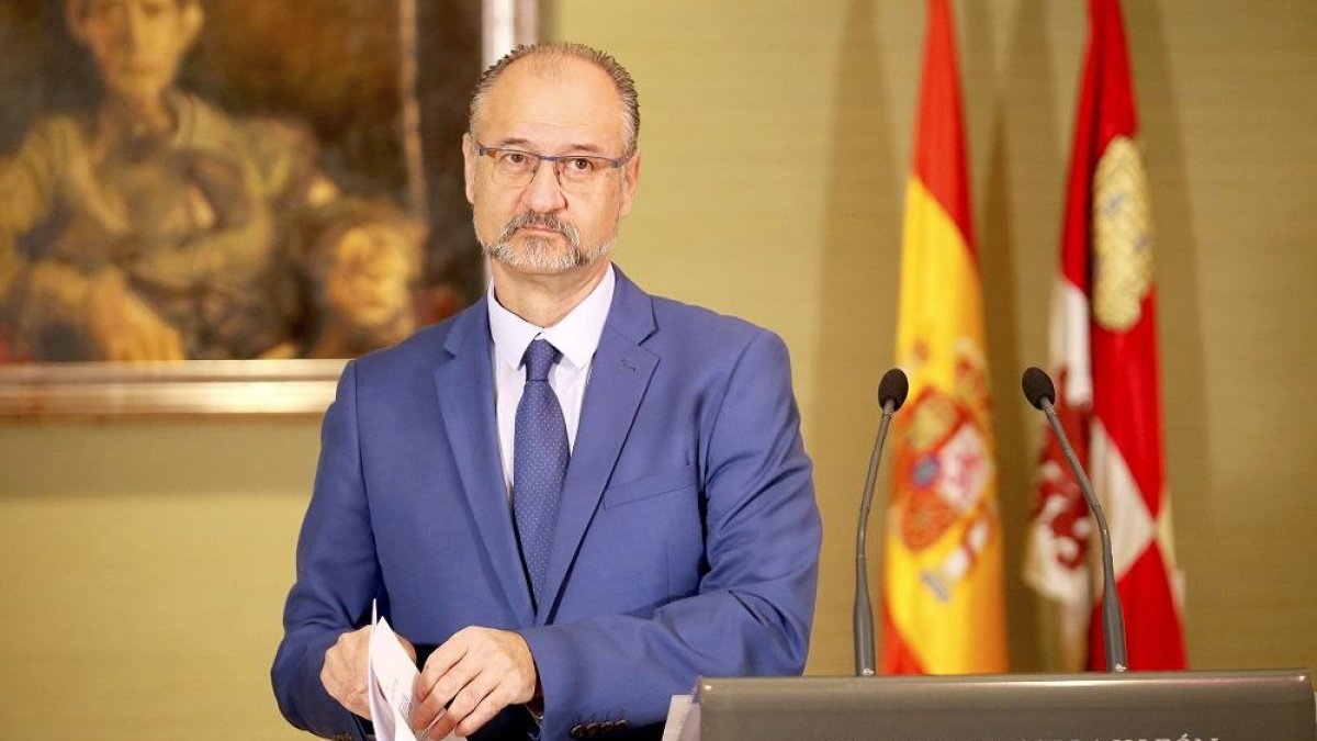 El presidente de las Cortes, Luis Fuentes, ayer tras su intervención.-ICAL