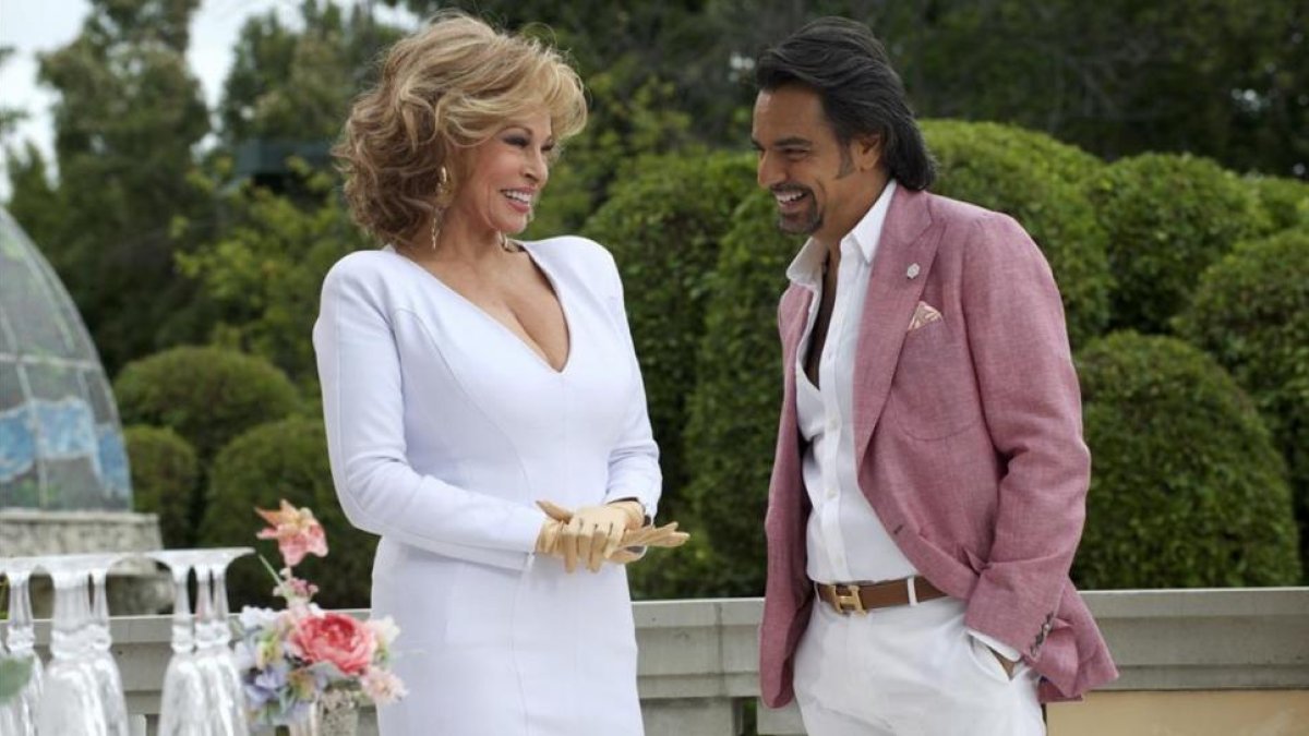 Raquel Welch y Eugenio Derbez.-CLAUDETTE BARIUS