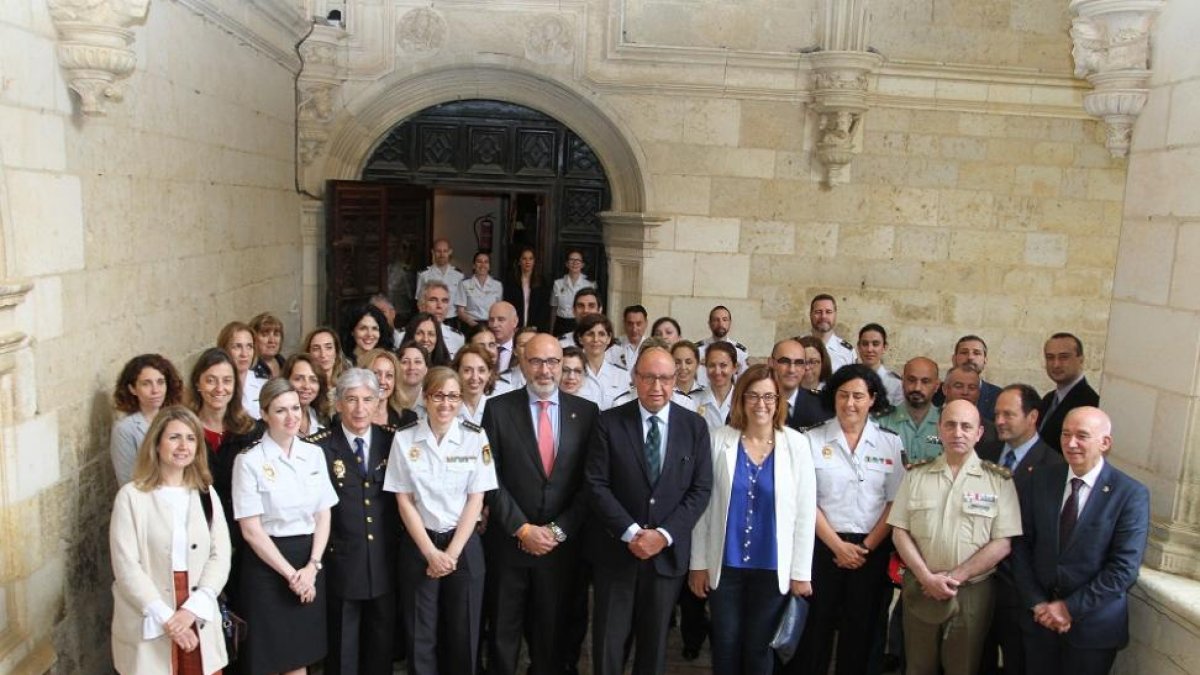 Foto de familia de los participantes en las jornadas.-ICAL