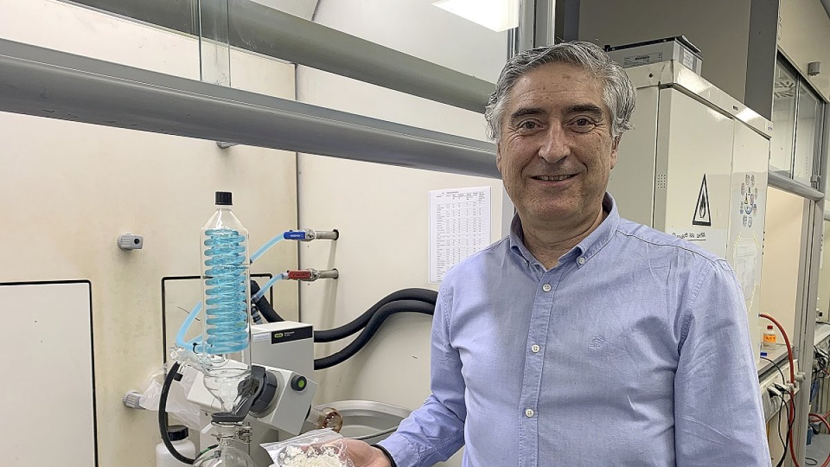 José Luis Barredo, director de AMRI León y San Cristóbal de Entreviñas, en el laboratorio de la empresa. / EL MUNDO