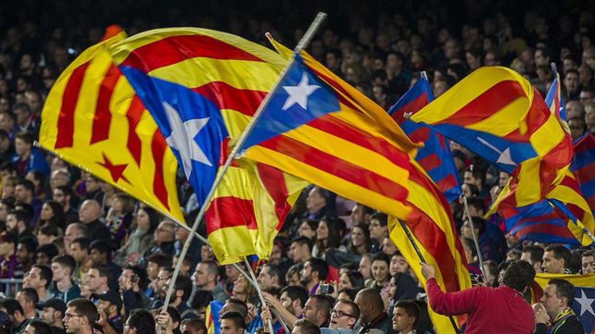 Varias 'estelades' ondean en el Camp Nou durante el partido entre el Barça y el Eibar.-JORDI COTRINA