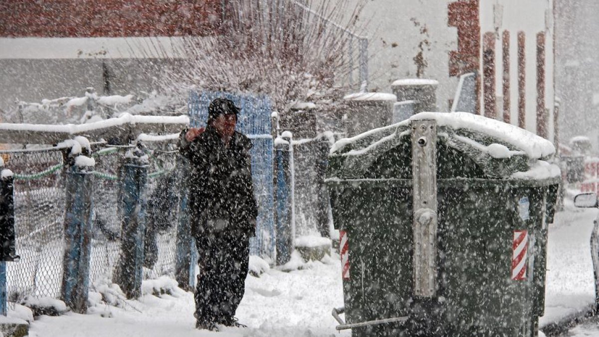 La nieve cayó copiosamente durante toda la jornada de ayer en el municipio leonés de Villamanín.-ICAL