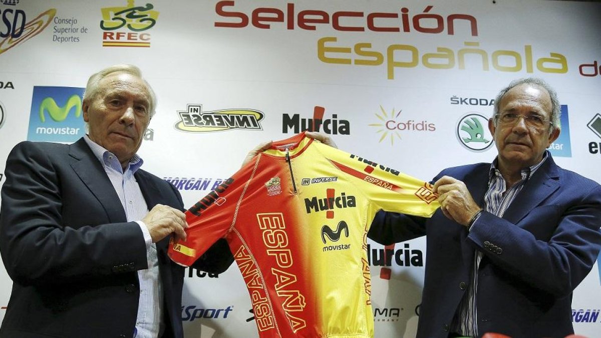 Javier Mínguez y José Luis López Cerrón sostienen un maillot de la selección española.-D.V.