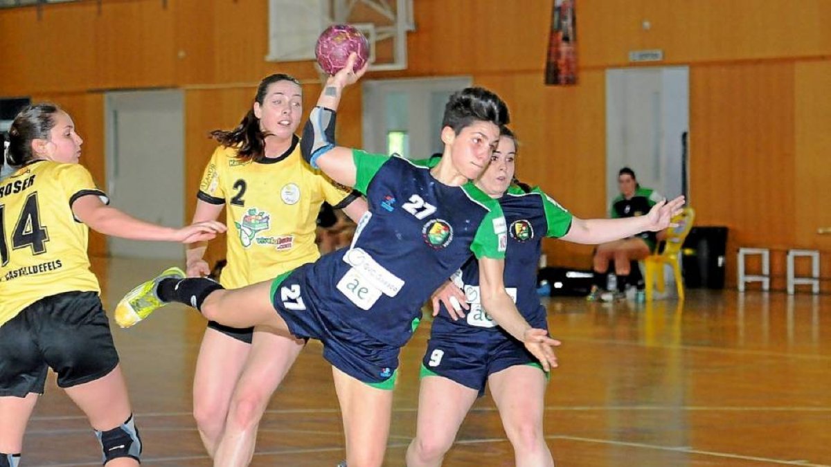 Alicia se dispone a lanzar en el partido disputado ayer en Castelldefels.-Valentín G. Garibay