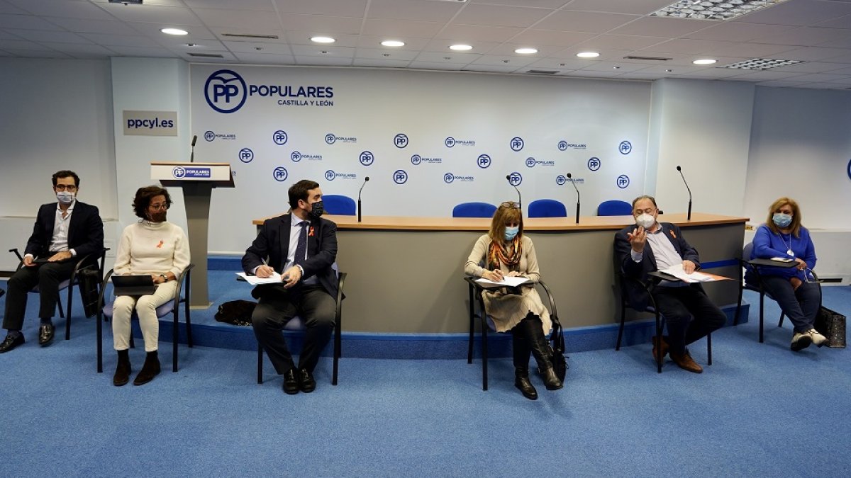 Representantes del Partido Popular de Valladolid, junto a varios sindicatos de educación y asociaciones de padres. ICAL