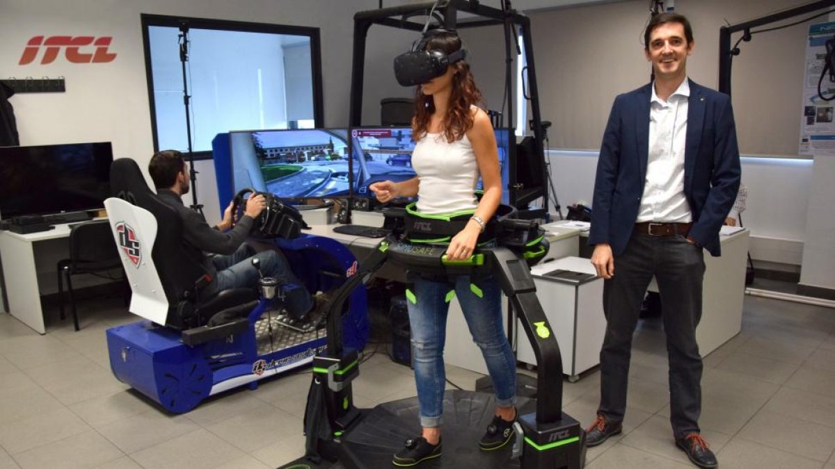 Javier María, Patricia Torre y Carlos Alberto Catalina con los simuladores en las instalaciones del Instituto Tecnológico de Castilla y León.-SERGIO PEÑA