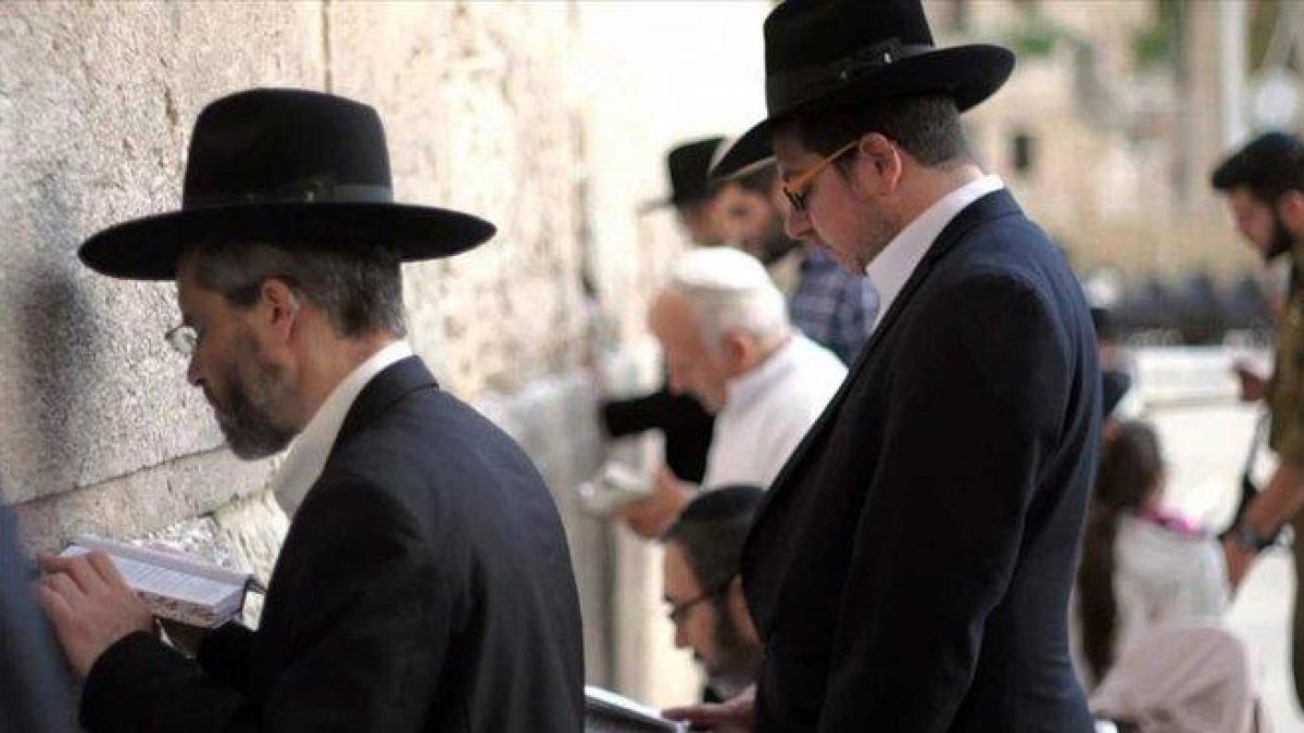 Judíos ultraortodoxos rezan ante el muro de las lamentaciones.-