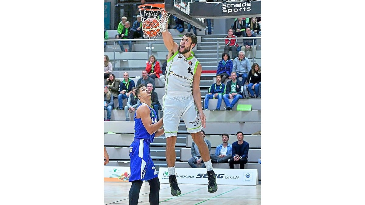 Bradley Hayes machaca el aro en la Pro A alemana.-EM